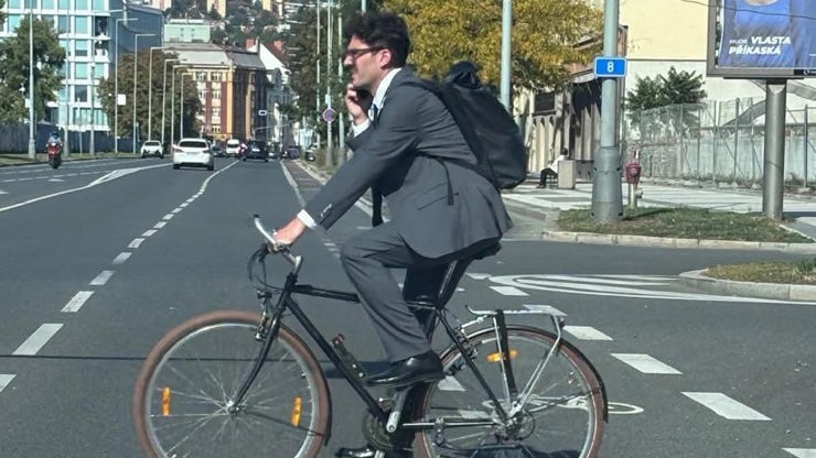 Adam Scheinherr telefonuje a jede na kole přes přechod. Adam Scheinherr telefonuje a jede na kole přes přechod.