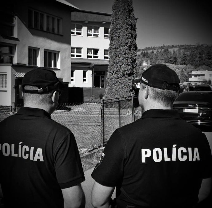Policie případ vyšetřuje jako obzvlášť závažný zločin úkladné vraždy.