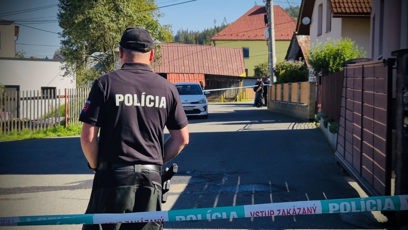 FOTO: Slovenská policie zasahovala u základní školy ve Staškově.