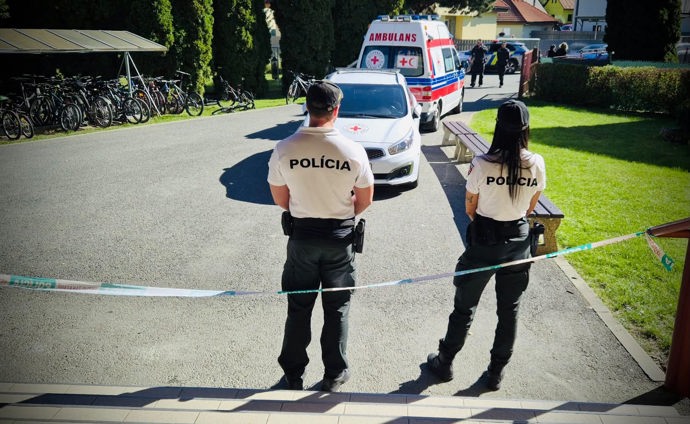 Tragický útok na základní škole si vyžádal život učitelky a žákyně.