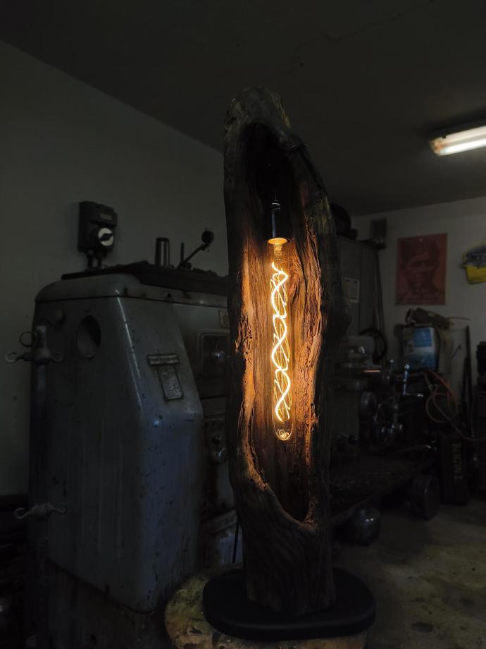 Projde se po lese, přinese kus dřeva, vyrobí lampu: Teprve devatenáctiletý Jakub má koníčka, který se mění v profesi. Uživit se jím prý dá Projde se po lese, přinese kus dřeva, vyrobí lampu: Teprve devatenáctiletý Jakub má koníčka, který se mění v profesi. Uživit se jím prý dá