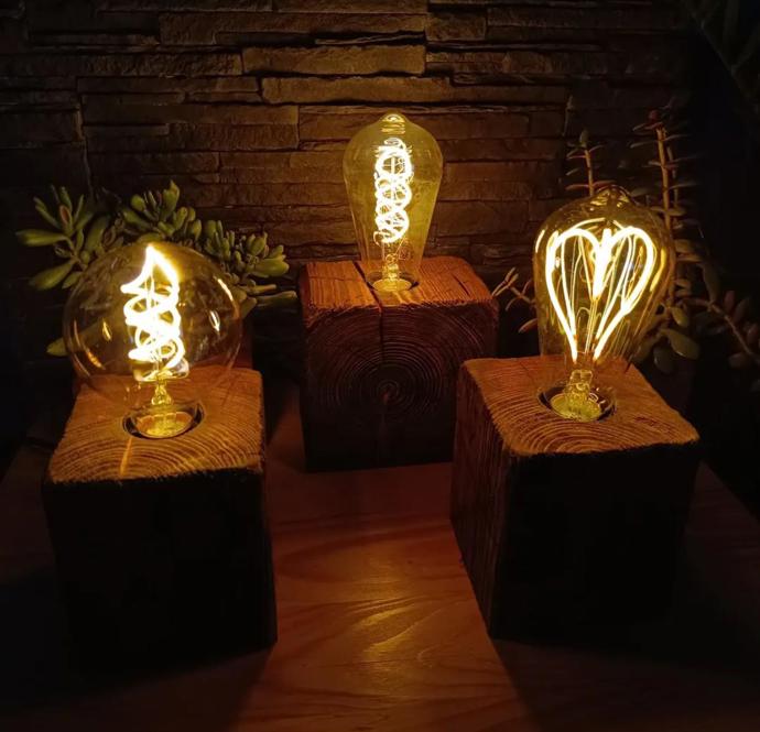 Projde se po lese, přinese kus dřeva, vyrobí lampu: Teprve devatenáctiletý Jakub má koníčka, který se mění v profesi. Uživit se jím prý dá Projde se po lese, přinese kus dřeva, vyrobí lampu: Teprve devatenáctiletý Jakub má koníčka, který se mění v profesi. Uživit se jím prý dá