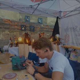 Projde se po lese, přinese kus dřeva, vyrobí lampu: Teprve devatenáctiletý Jakub má koníčka, který se mění v profesi. Uživit se jím prý dá