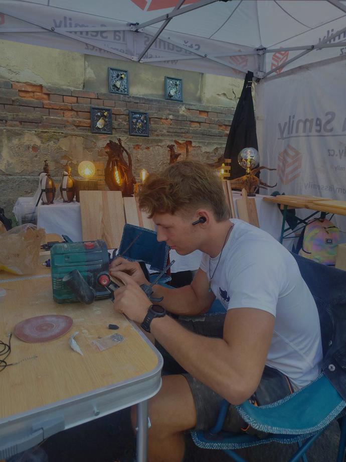 Projde se po lese, přinese kus dřeva, vyrobí lampu: Teprve devatenáctiletý Jakub má koníčka, který se mění v profesi. Uživit se jím prý dá Projde se po lese, přinese kus dřeva, vyrobí lampu: Teprve devatenáctiletý Jakub má koníčka, který se mění v profesi. Uživit se jím prý dá