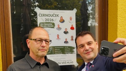 FOTO: Petr Macinka navštívil Černouček, kde si popovídal s místními.
