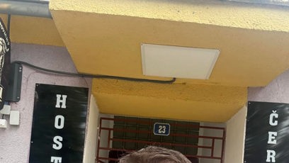 FOTO: Petr Macinka si neodpustil další rýpanec do Petra Pavla. Den před volbami navštívil obec Černouček.