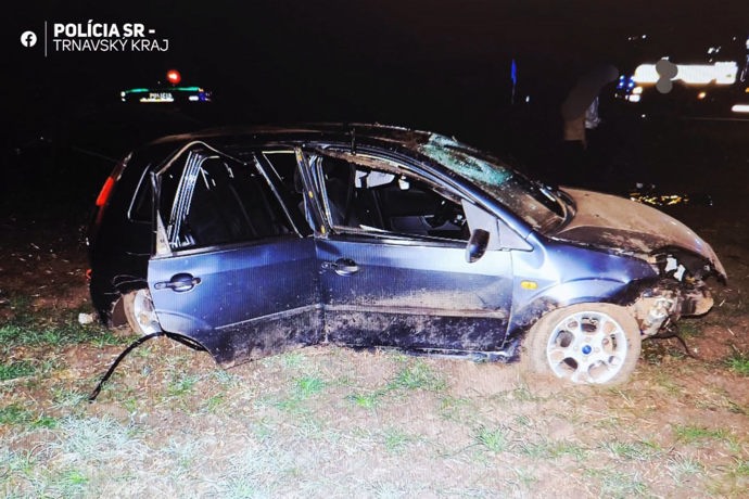 Automobil, ve kterém cestovali čtyři mladíci, byl po nehodě značně poničený.