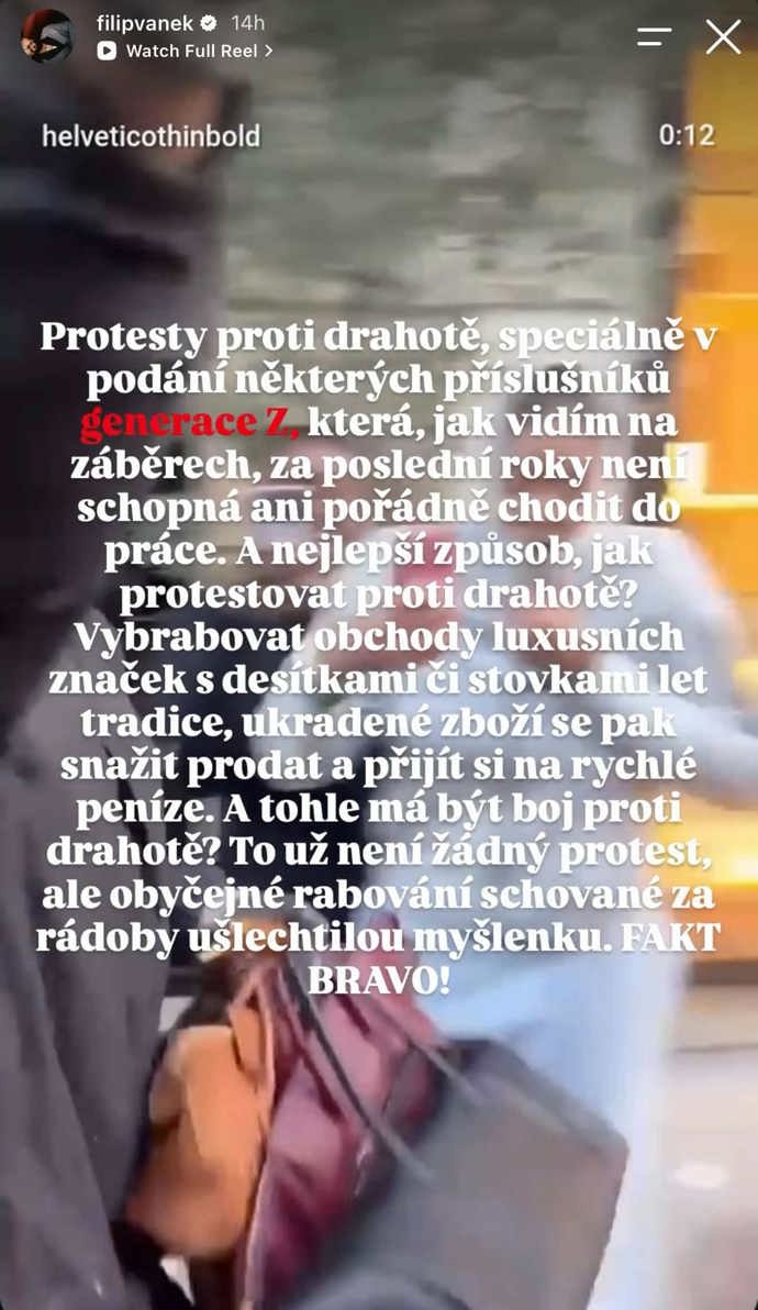 Módní stylista ostře kritizuje mladou generaci za protesty ve Francii. 