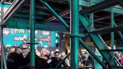 FOTO: Ochranka od sebe musela zápasníky odtrhávat.