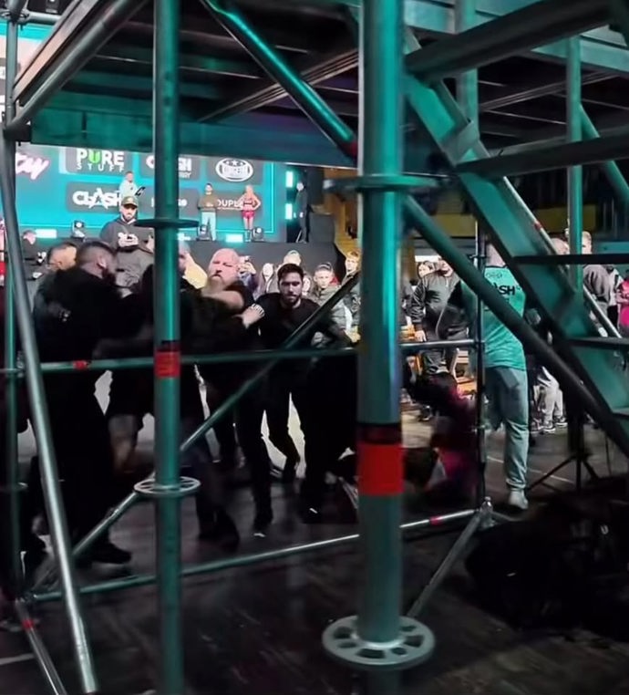 Ochranka od sebe musela zápasníky odtrhávat. 