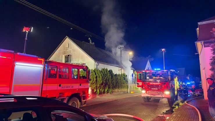 U požáru rodinného domu ve Velké Hleďsebi na Chebsku zasahovalo osm jednotek hasičů.