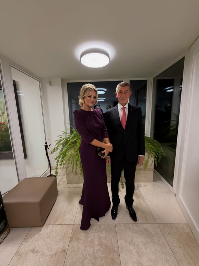 Premiér Andrej Babiš po boku Moniky.