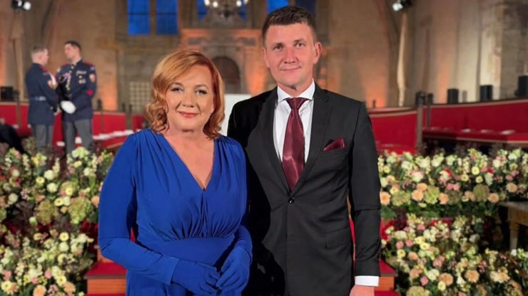 Ministryně Alena Schillerová spolu se synem.