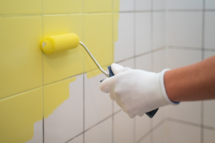 DIY: Nová koupelna bez bourání. Stačí přetřít staré obklady a změnit pár detailů DIY: Nová koupelna bez bourání. Stačí přetřít staré obklady a změnit pár detailů