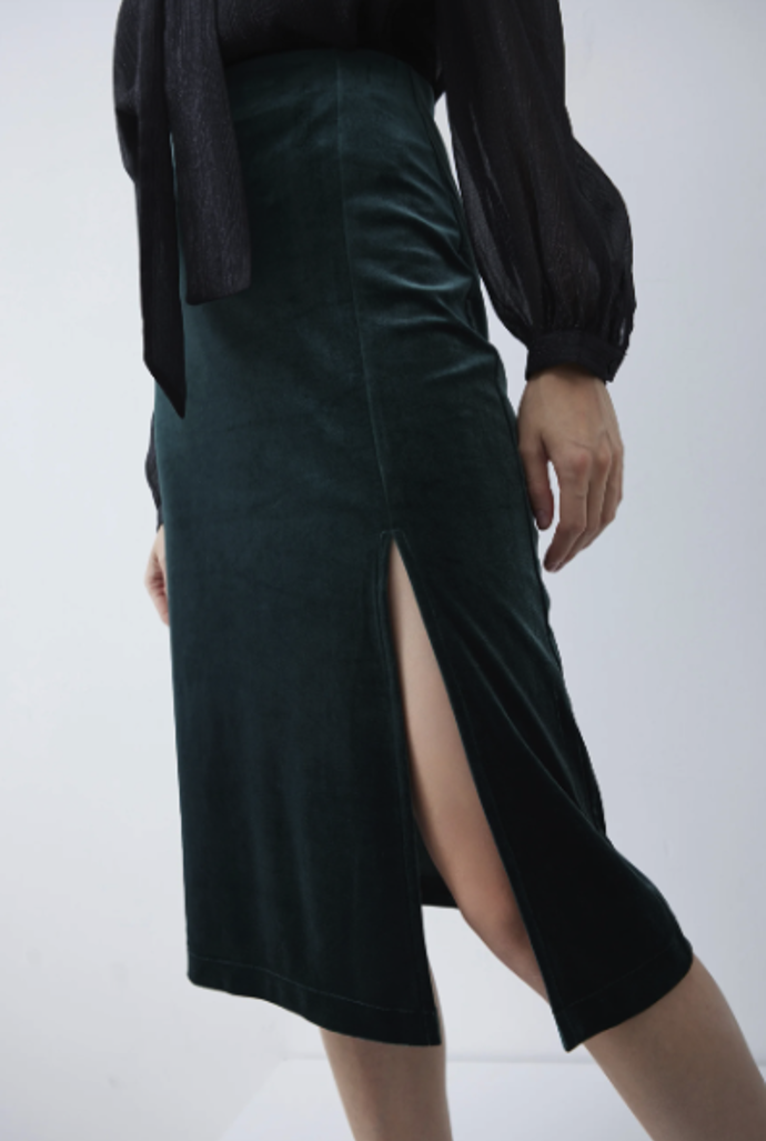 Áčková zelená sametová sukně, Anna Field, 608 Kč, prodává Zalando