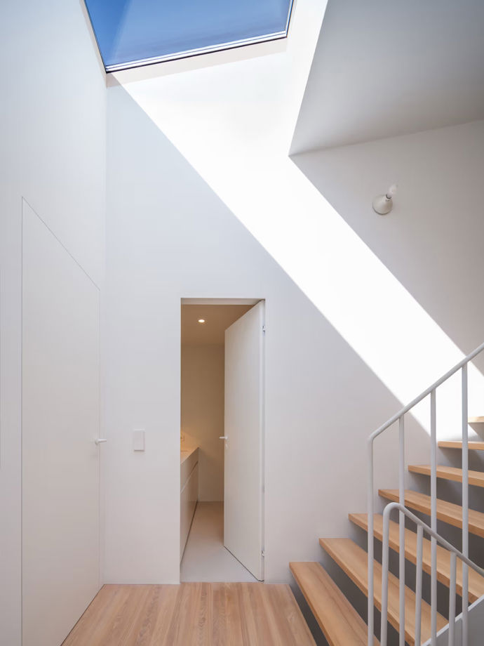 Řadový dům ze 70. let měl necelých 100 m² a málo světla. Po rekonstrukci působí mnohem větší, než ve skutečnosti 