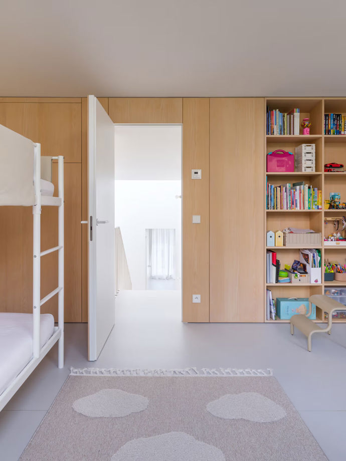Řadový dům ze 70. let měl necelých 100 m² a málo světla. Po rekonstrukci působí mnohem větší, než ve skutečnosti 