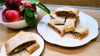 Příběh jablečného štrúdlu: Cesta z Orientu na náš stůl a recept na bleskové těsto ze 3 surovin Příběh jablečného štrúdlu: Cesta z Orientu na náš stůl a recept na bleskové těsto ze 3 surovin