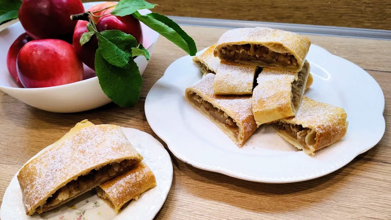 Příběh jablečného štrúdlu: Cesta z Orientu na náš stůl a recept na bleskové těsto ze 3 surovin