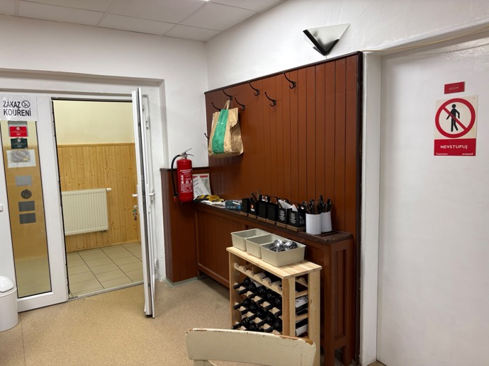 Vstup do objektu hospůdky, kterým návštěvníci přicházejí do vnitřních prostor.