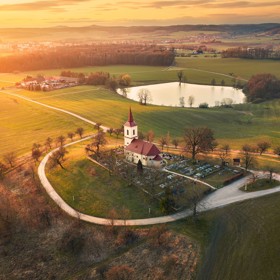 Nejzajímavější hřbitovy Česka: Jeden má 108 kapliček, jiný je velký jako malý rodinný dům
