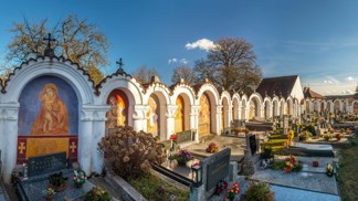 Nejzajímavější hřbitovy Česka: Jeden má 108 kapliček, jiný je velký jako malý rodinný dům