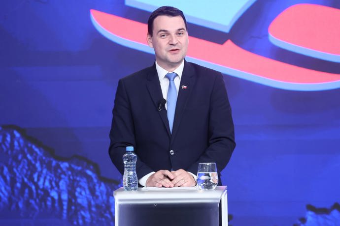 Ministr zahraničí a šéf Motoristů sobě Petr Macinka přirovnal spolupráci s Piráty ke spadnutí meteoritu.