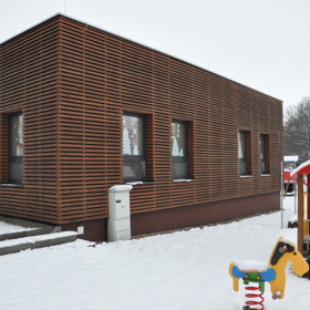Zapomeňte na školku, jakou znáte. V malé vesnické mateřince se změnila pravidla, děti si samy určují, co chtějí zažít