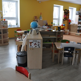 Zapomeňte na školku, jakou znáte. V malé vesnické mateřince se změnila pravidla, děti si samy určují, co chtějí zažít