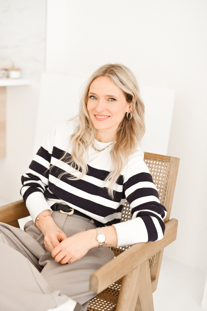 Julia se věnuje osobnímu stylingu, třídění šatníků i nákupům s klientkami Julia se věnuje osobnímu stylingu, třídění šatníků i nákupům s klientkami