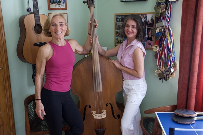 Hana Dvorská se v době, kdy měla jako mladá kapelu, naučila hrát na basu a dodnes zvládne odbrnkat pár country songů.