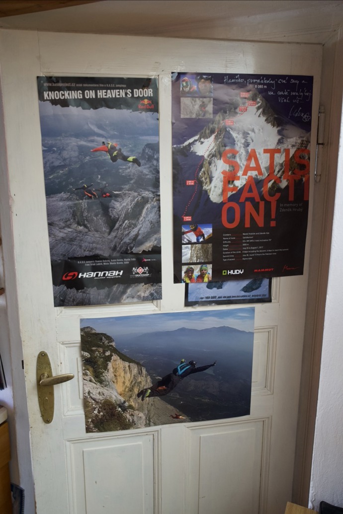 Na dveřích pak najdete fotky z base jumpingu a plakát od kamaráda horolezce Marka Holečka. Někteří ze zobrazených už nejsou kvůli lásce k adrenalinu mezi námi.