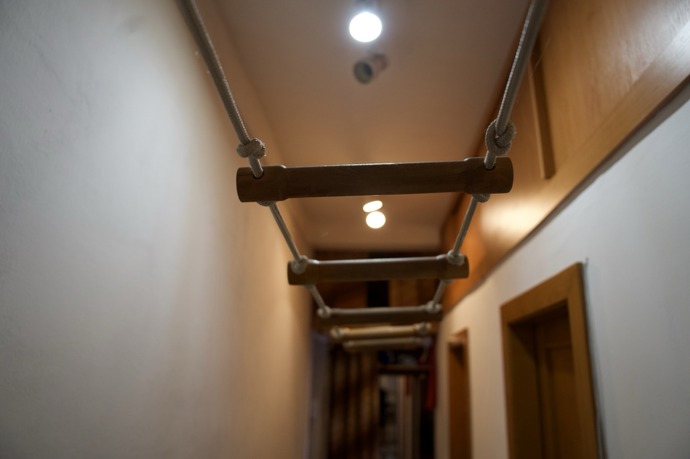Úložný prostor, který je nejmenší místností v bytě, vidíte vzadu nahoře. Dostat se do něj dá jedině výmykem, což Hance nečiní sebemenší problém.