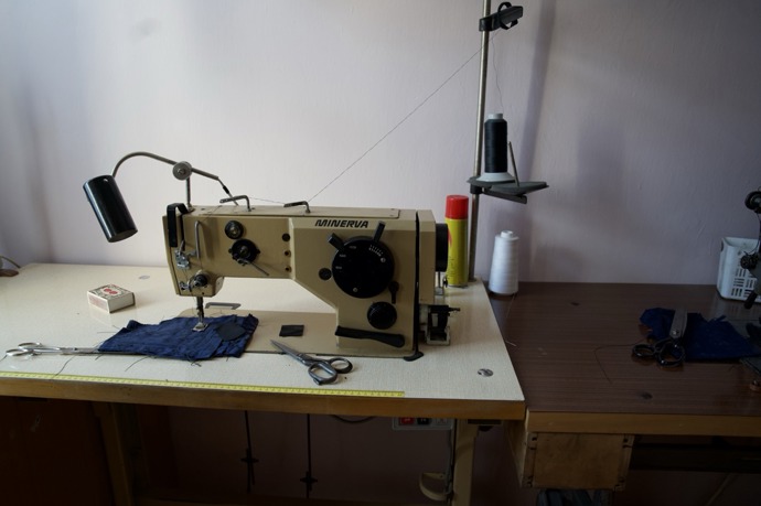 Dokáže si ušít nejen oblečení, ale pro přátele i spacáky, stany nebo windsurfové plachty.