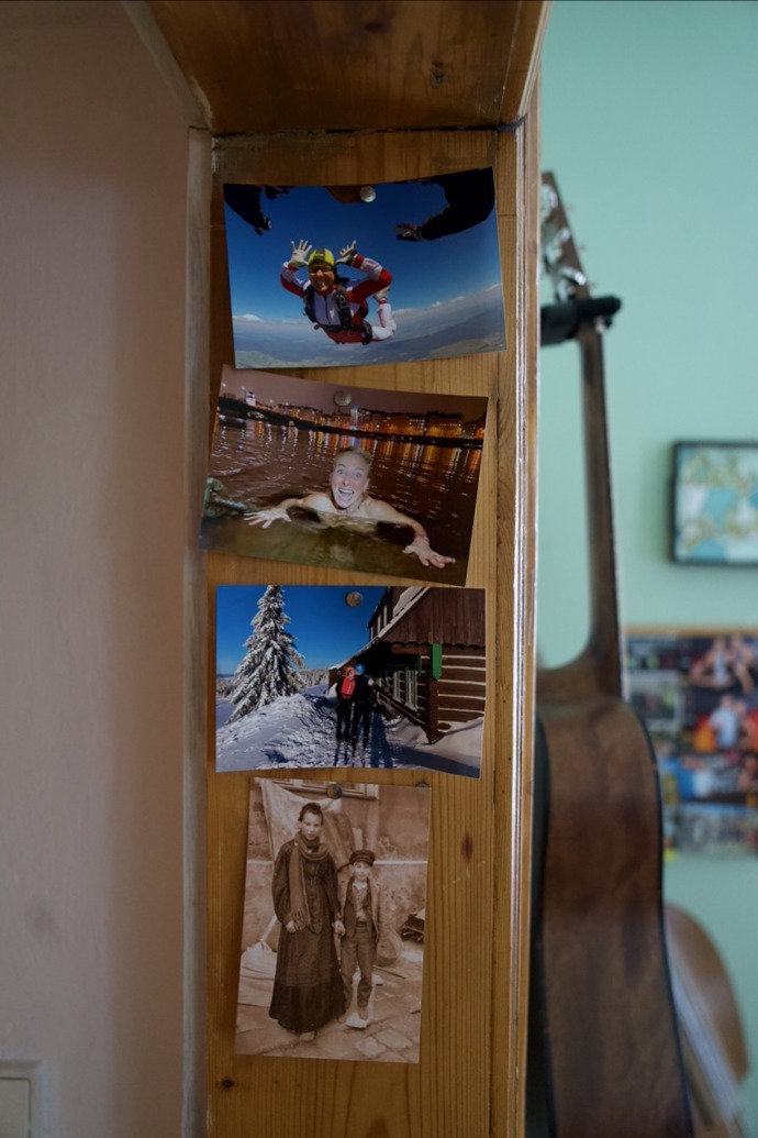Obývák Hany Dvorské zdobí také četné fotografie jejích adrenalinových kousků.
