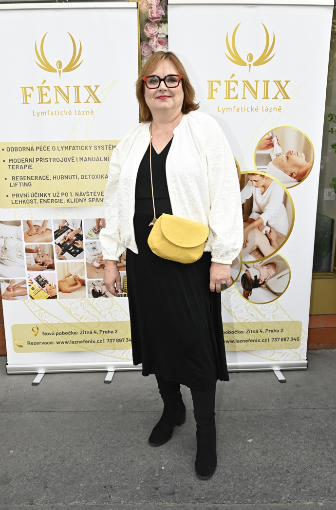 Kamila Špráchalová doplnila černé šaty bílou přechodovou bundičkou a žlutou crossbody kabelkou. 
