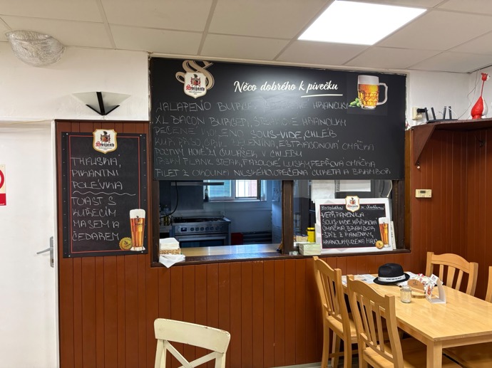 Detail vyvěšené tabule s nabídkou specialit a menu pro návštěvníky.