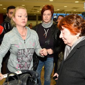 Maminka Dominiky Gottové, Antonie Zacpalová s Dominikou na letišti.