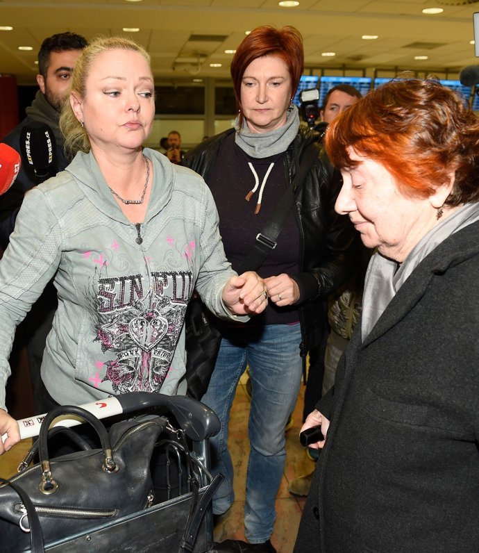 Maminka Dominiky Gottové, Antonie Zacpalová s Dominikou na letišti. Maminka Dominiky Gottové, Antonie Zacpalová s Dominikou na letišti.