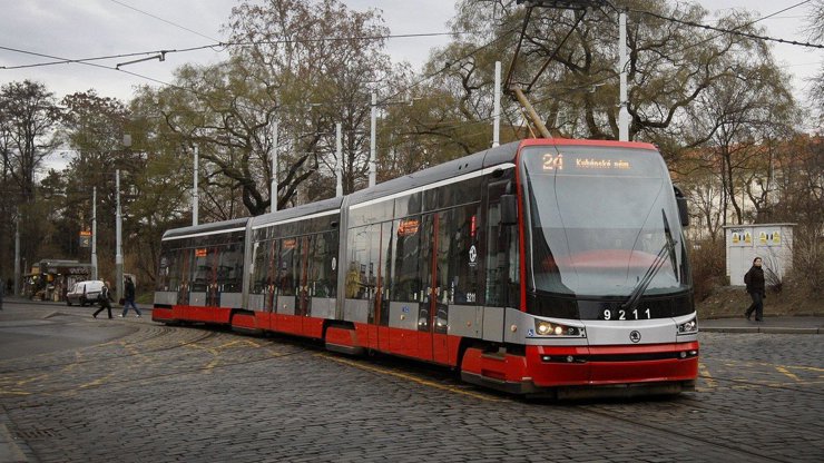 Ilustrační snímek tramvaje typu 15T. Ilustrační snímek tramvaje typu 15T.