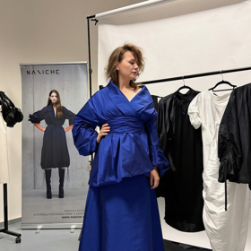 Model nese silnou inspiraci japonskou siluetou, přičemž kabátek pochází z kolekce, kterou NANICHE prezentovala na Designbloku.