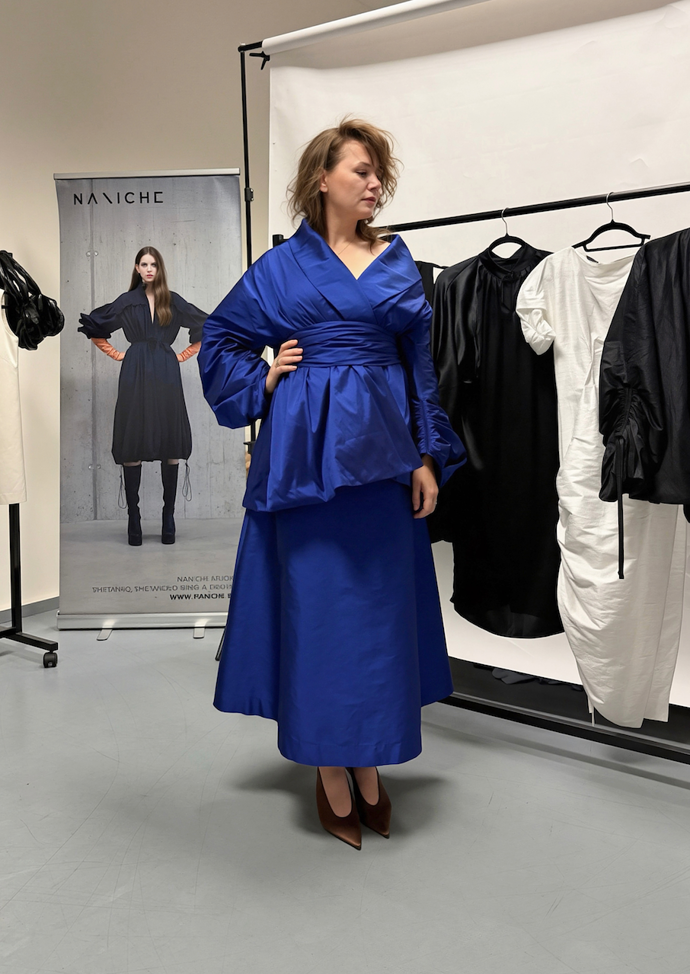 Model nese silnou inspiraci japonskou siluetou, přičemž kabátek pochází z kolekce, kterou NANICHE prezentovala na Designbloku.
