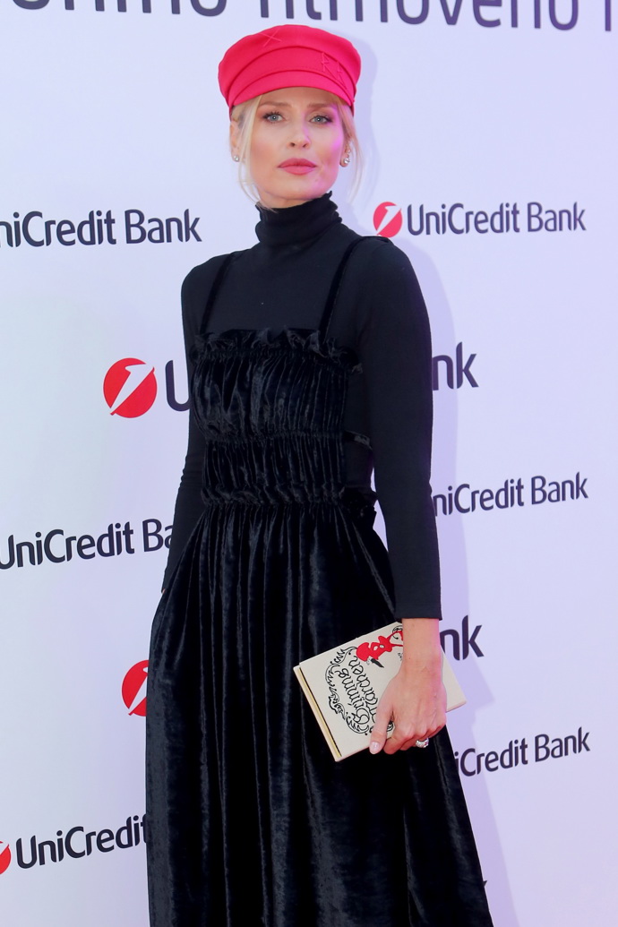 Černá od hlavy až k patě je sázkou na eleganci, která nikdy nezklame. Daniela Peštová ukazuje, že výsledný dojem nemusí být fádní, pokud se pracuje s různými materiály, zajímavými střihy a promyšlenými doplňky.