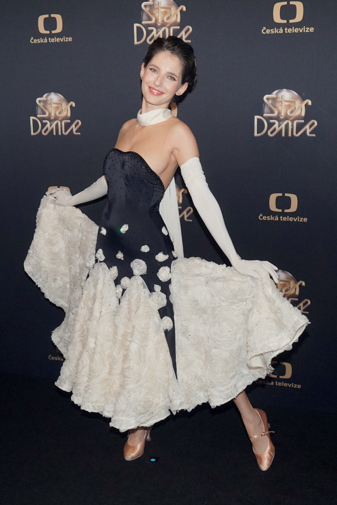 Herečka Sara Sandeva v modelu od návrhářky Kateřiny Šmejkalové první večer oslnila něžností a elegancí. Vůbec není znát, že šála je vlastně součástí celého modelu a nejen efektním doplňkem