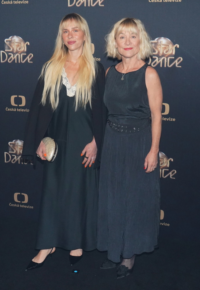 Mariana Prachařová oblékla splývavé černé šaty s bílou krajkou v oblasti dekoltu, Dana Batulková jednoduché černé šaty s odhalenými rameny. 
