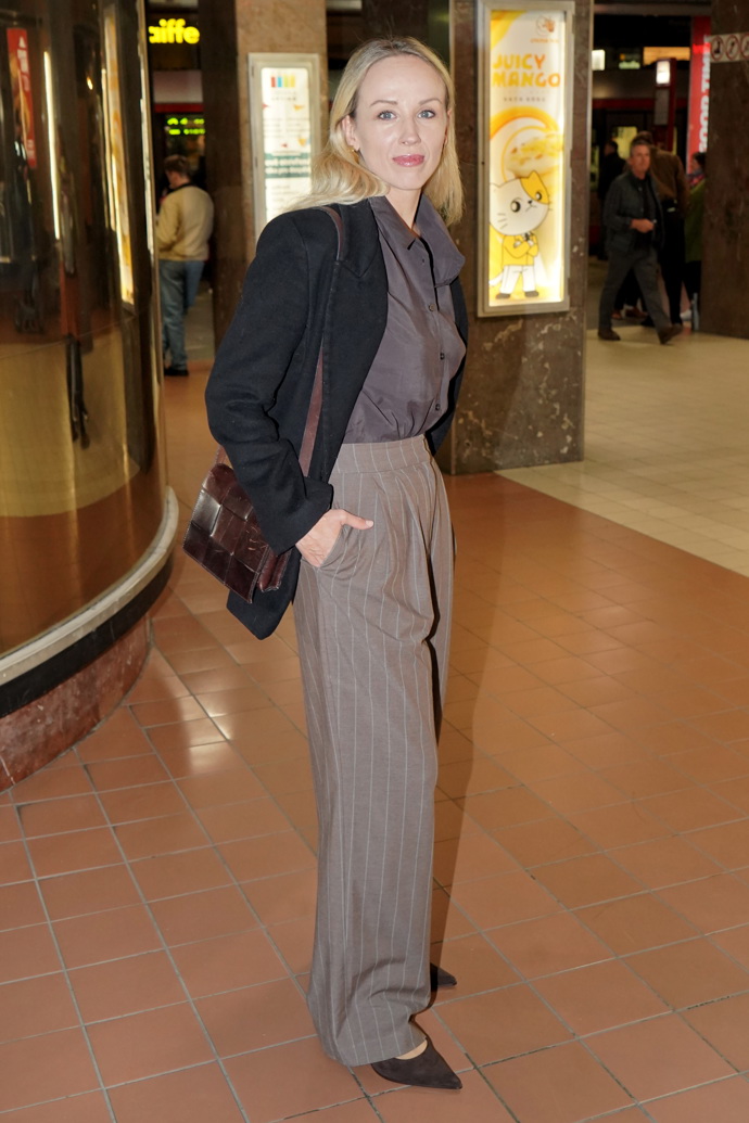 Černé sako podtrhlo eleganci halenky i kalhot. Hnědé doplňky pak outfit krásně sjednotily a dodaly mu hřejivý podzimní nádech. Výsledkem je harmonická kombinace, která působí nadčasově, ale neotřele.