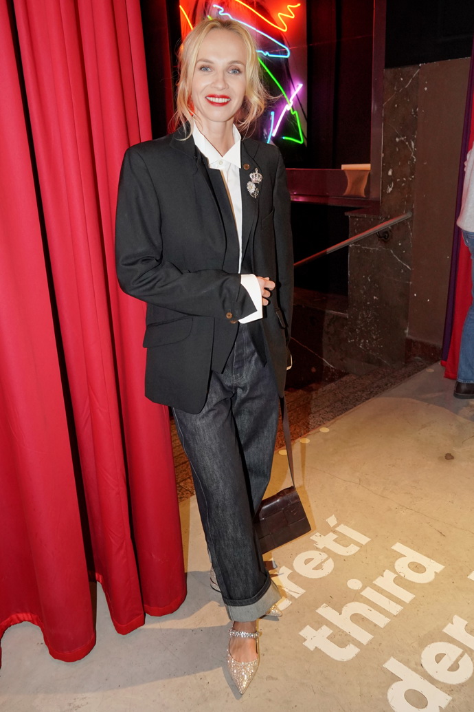 Volnější sako a tmavé džíny působí ležérně, elegantní doplňky ale outfitu dodávají šmrnc. Hnědá kabelka s krokodýlím vzorem přináší do černobílé kombinace zajímavou texturu a hřejivý barevný akcent.