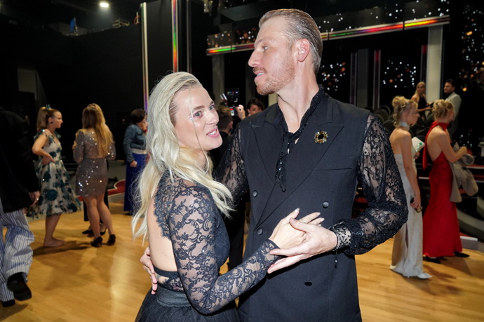 Martina Prágra přišla podpořit partnerka, básnířka Svojost, která stejně jako on oblékla černou krajku.