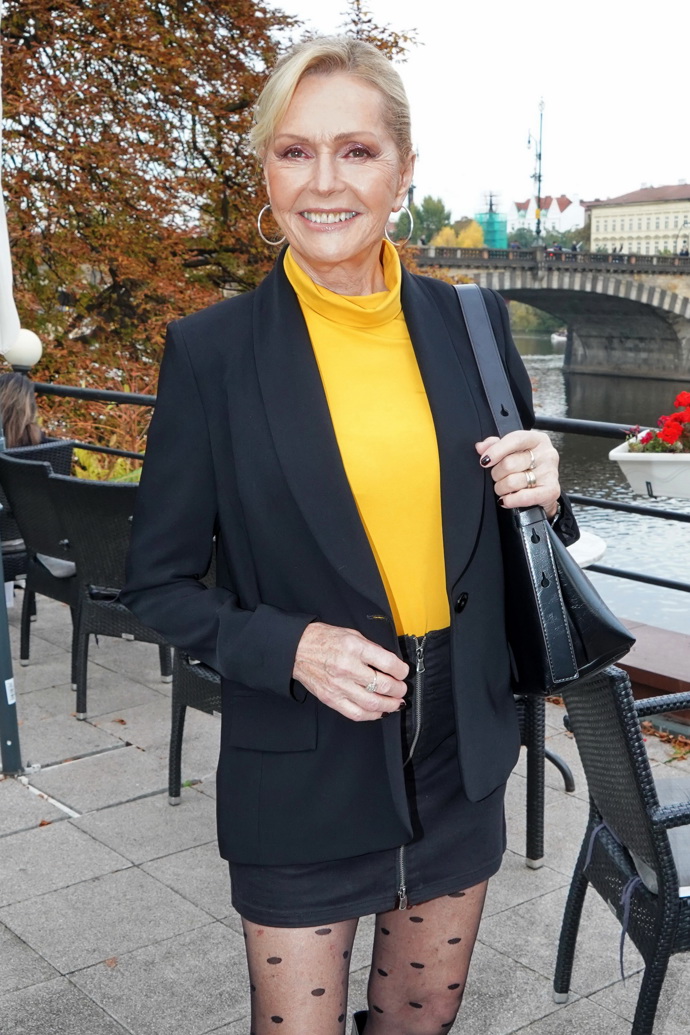 Helena Vondráčková podzim rozzářila žlutým rolákem pod černým sakem.