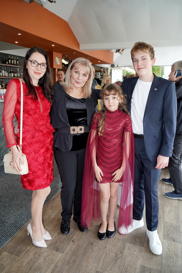 Marie Zelená zvolila černý outfit a do společnosti vyvedla svoji rodinu. 